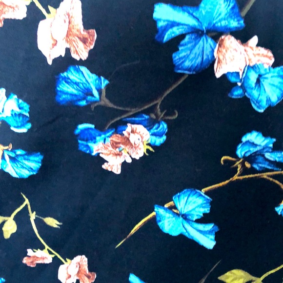 Black pencil cotton skirt with the bright flowers pattern - Picture 2 of 4